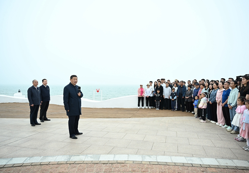 5月22日至24日，中共中央總書記、國家主席、中央軍委主席習近平在山東考察。這是22日下午，習近平在日照市陽光海岸綠道同市民和游客親切交流。