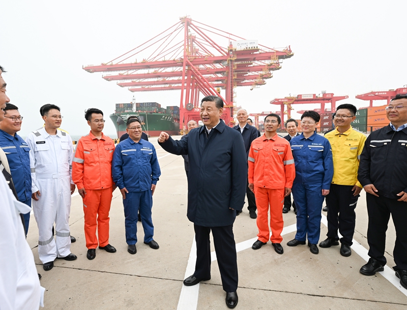 ??5月22日至24日，中共中央總書記、國家主席、中央軍委主席習近平在山東考察。這是22日下午，習近平在日照港親切慰問港口科技工作者、運營人員、航運人員。 